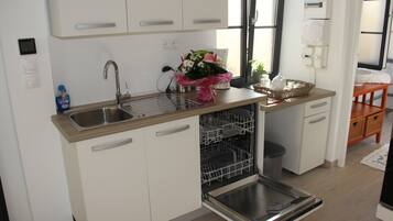 Réfrigérateur, micro-ondes, four, plaque de cuisson