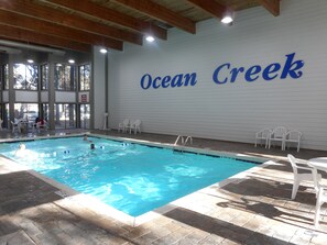 Inomhuspool och utomhuspool