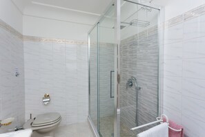 Comfort Double Room | Bathroom | Shower, rainfall showerhead, free toiletries, hair dryer - La Ninfa Di Capri (Anacapri)