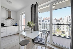 Deluxe Apartment | Dapur kecil peribadi | Pembancuh kopi/teh, peti sejuk, cerek elektrik