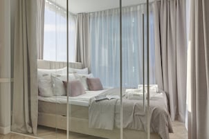 Superior Apartment | Peralatan tempat tidur hipoalergenik, langsir/tirai gelap terus