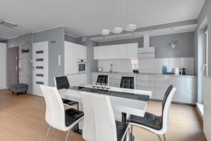Appartement majestueux, Plusieurs lits, non-fumeur, vue sur le fleuve | Cuisinette privée | Réfrigérateur, cafetière-théière, bouilloire électrique