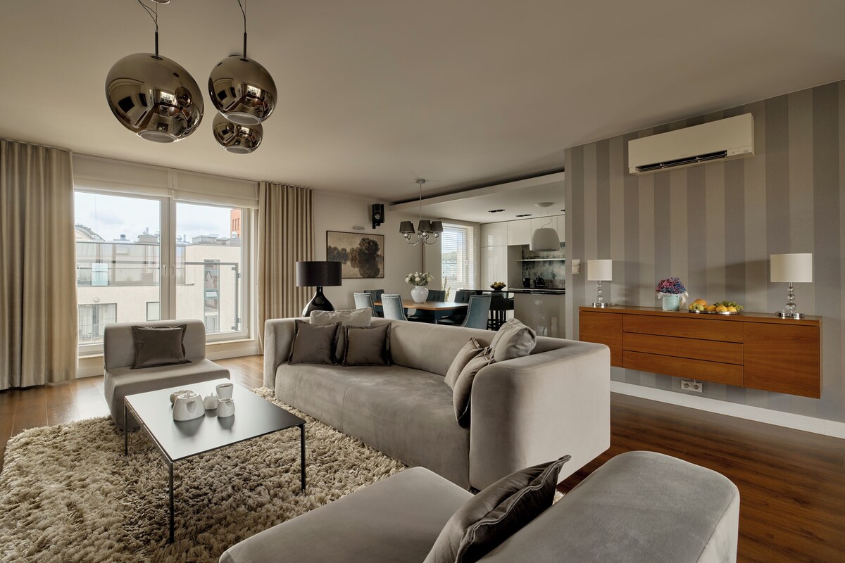 Ático Deluxe, 3 habitaciones, Aire acondicionado, vistas a la ciudad | Zona de estar | Televisión de pantalla plana de 50 pulgadas con canales por cable