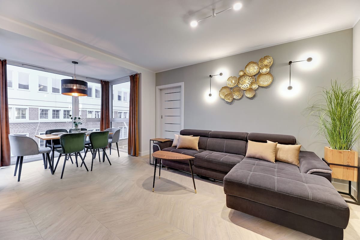 Apartamento superior, várias camas, para não fumantes, vista para a cidade | 2 quartos, roupas de cama antialérgicas, individualmente decorados