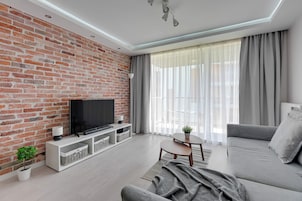 Deluxe Apartment | Peralatan tempat tidur hipoalergenik, langsir/tirai gelap terus