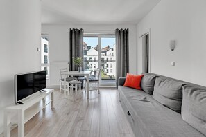 Deluxe Apartment | Hypo-allergenic bedding, individually decorated, individually furnished