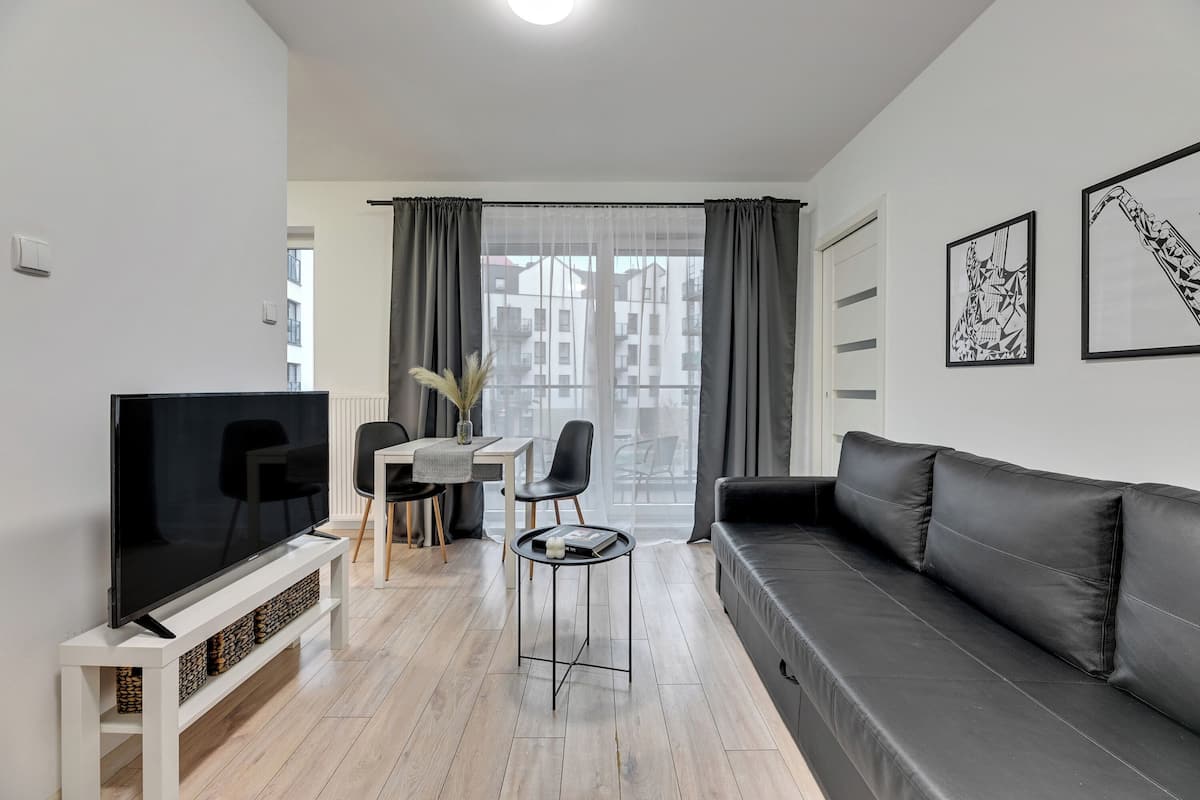 Deluxe Apartment | Hypo-allergenic bedding, blackout curtains, iron/ironing board