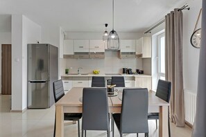 Appartement majestueux, Plusieurs lits, non-fumeur, vue sur la cour intérieure | Cuisinette privée | Réfrigérateur, cafetière-théière, bouilloire électrique