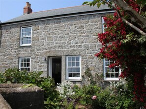 Exterior - Sparrows Nest, sweeping views of Penzance bay (Paul)
