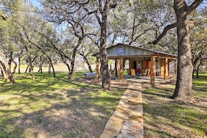 Una struttura in legno rustica con un cartello che riporta 'Texas State Park'.