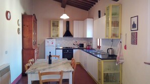 Fridge, microwave, oven, stovetop - Typical dwelling in the heart of the Tuscany between FLORENCE and SIENA (San Gimignano)