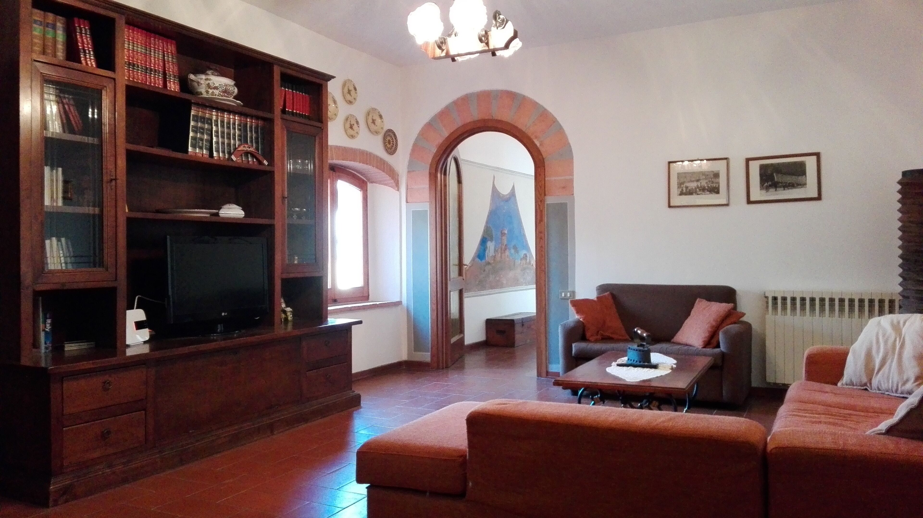 Télévision, cheminée, livres