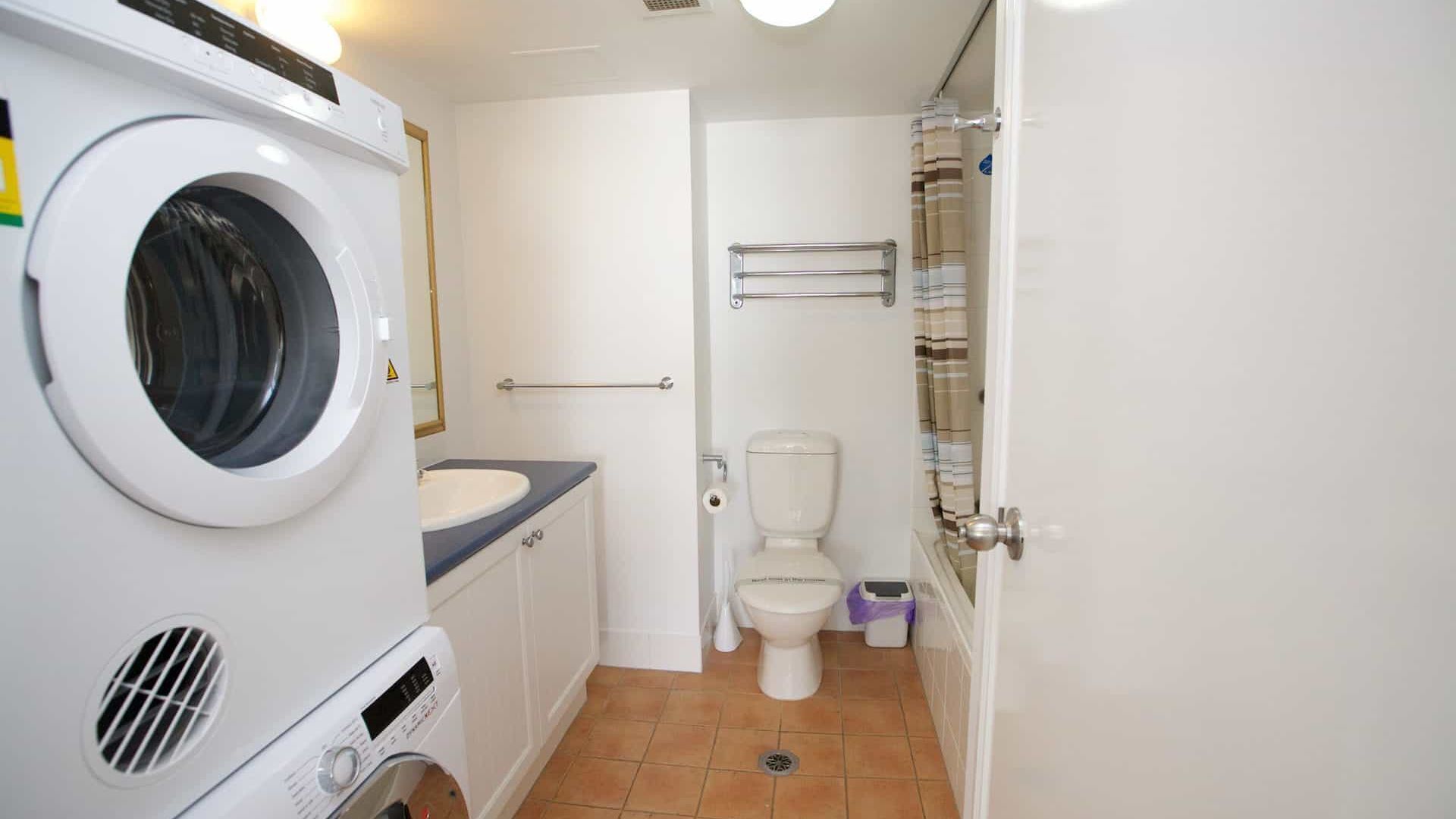 Calypso Plaza 403 - Coolangatta Beachfront — image 2