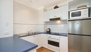 Fridge, microwave, stovetop, dishwasher