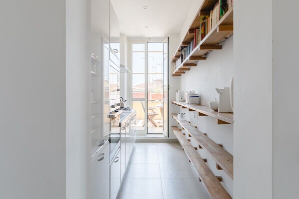 Fridge, microwave, oven, stovetop