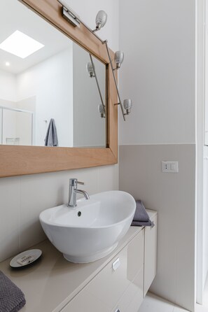 Secadora de cabello, toallas, jabón, papel de baño