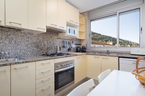 Kühlschrank, Mikrowelle, Ofen, Geschirrspüler