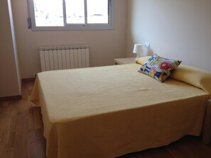 3 habitaciones, tabla de planchar con plancha, internet y ropa de cama 