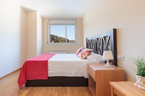 3 bedrooms, iron/ironing board, Internet, bed sheets