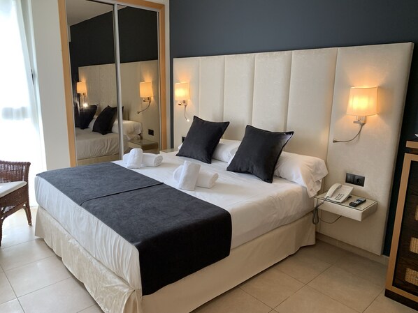 Caja de seguridad en la habitación, cortinas blackout y insonorización