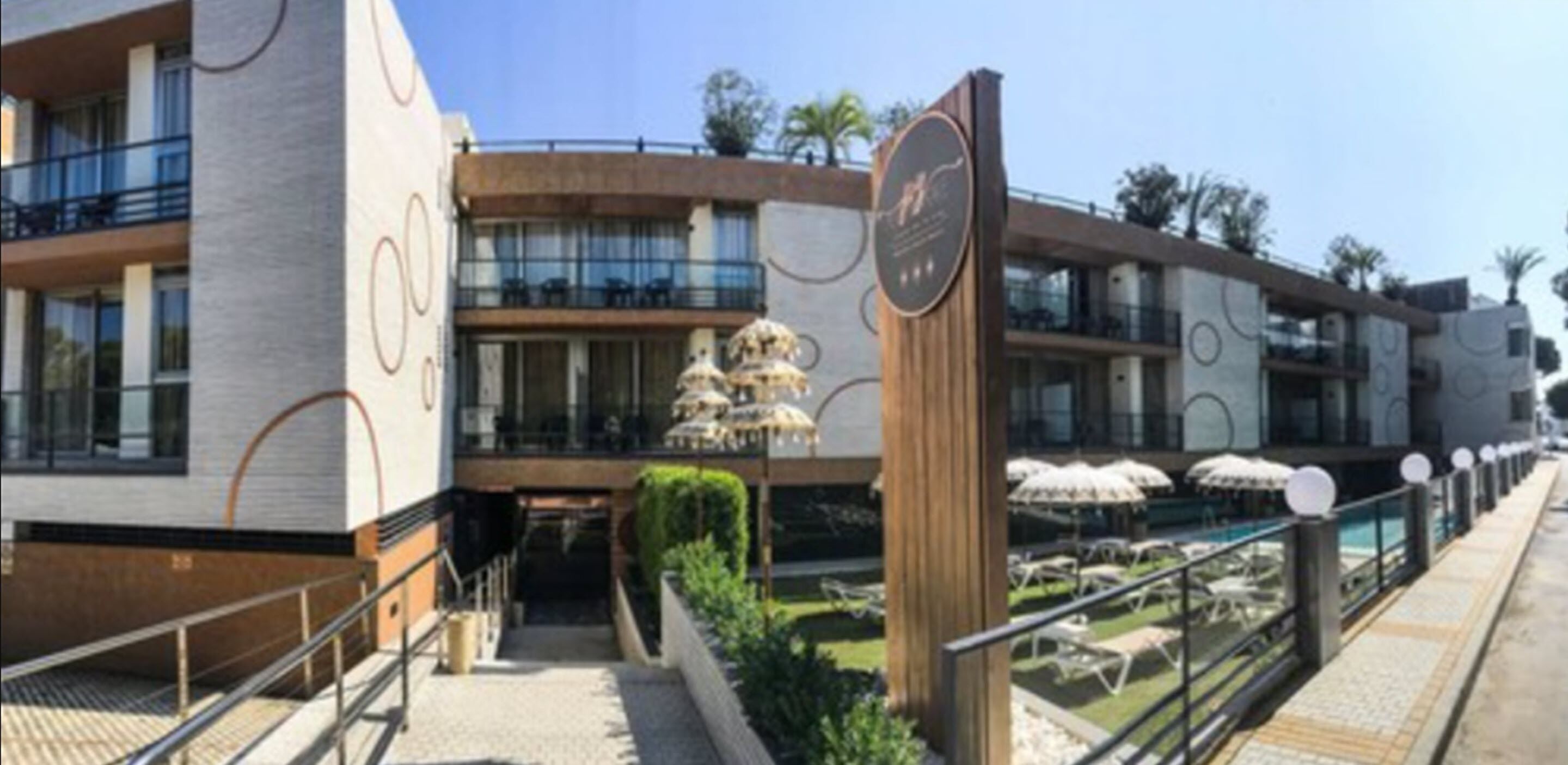 Vista frontal de la propiedad