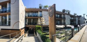 Vista frontal de la propiedad