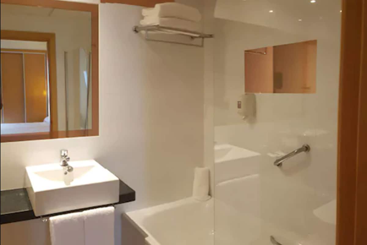 combined shower/bathtub, free toiletries, hair dryer, towels