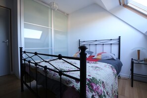 A bedroom with a bed, a window, and a bedside table. - House / Villa - Baden (Baden)