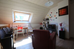 Fernseher, DVD-Player, Bücher, Stereoanlage