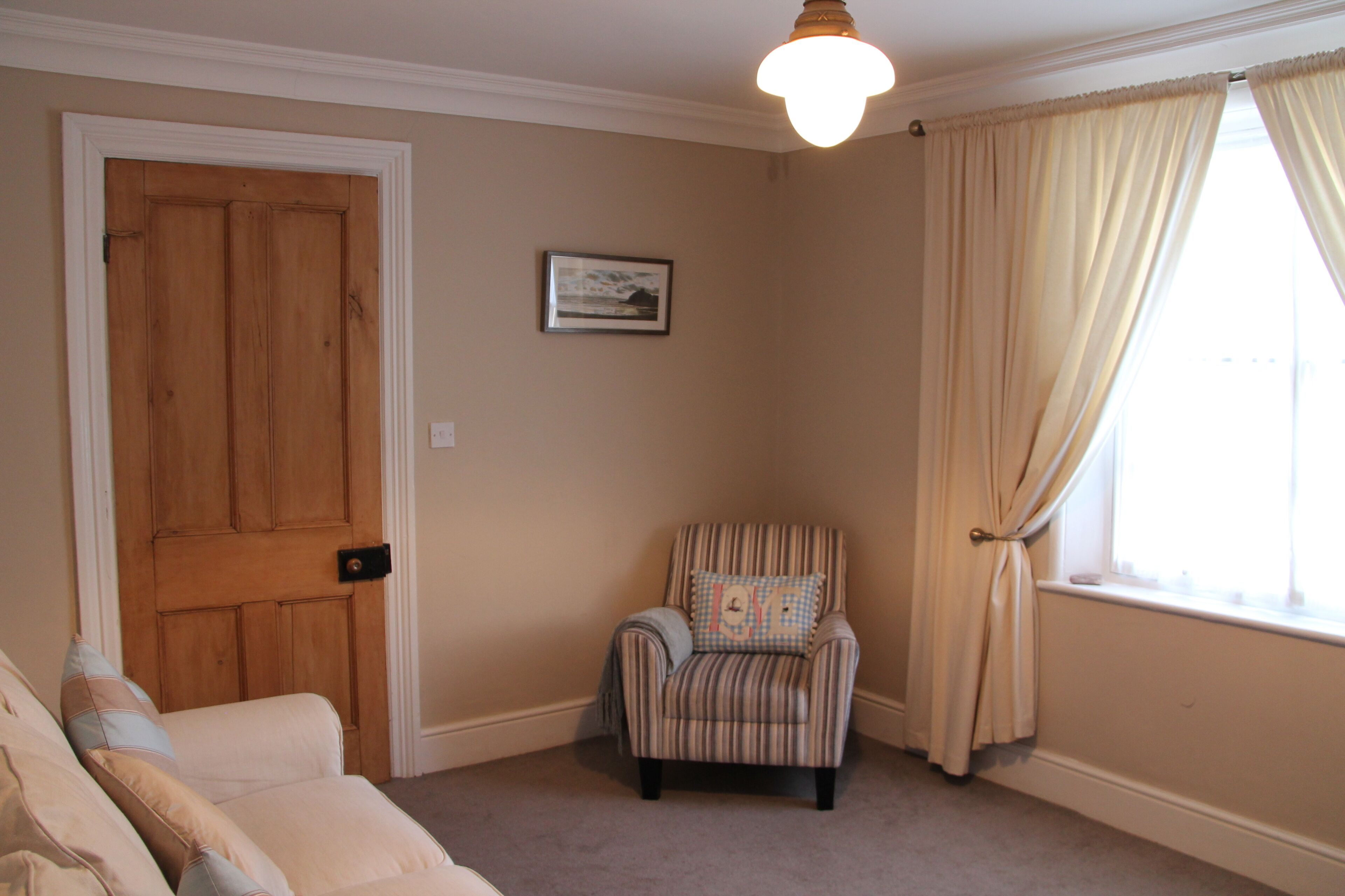 Älytelevisio, takka, DVD-soitin, kirjoja