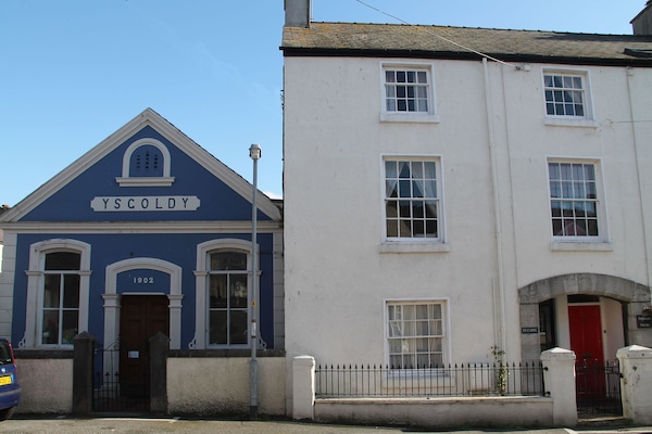 Front of Ty Capel with adjoining church Sunday School