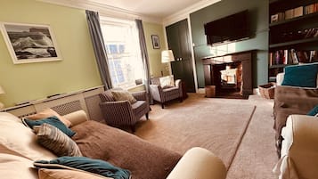 Smart-TV, Kamin, DVD-Player, BĂŒcher