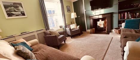 Smart-tv, eldstad, dvd-spelare och böcker