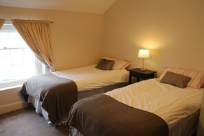 4 chambres, fer et planche à repasser, lit parapluie, Wi-Fi gratuit