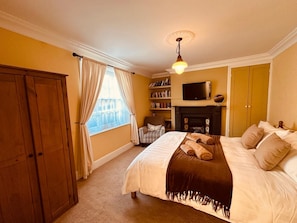 4 bedrooms, iron/ironing board, travel crib, free WiFi