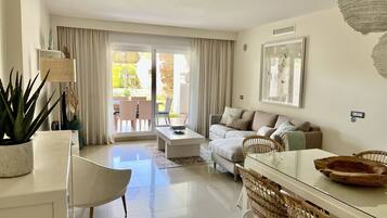 TV connectée, lecteur de DVD, livres, chaßne hi-fi