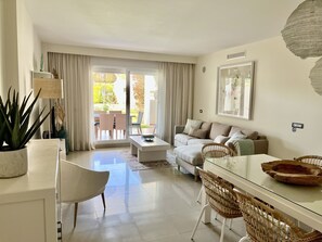 Smart-TV, DVD-Player, Bücher, Stereoanlage