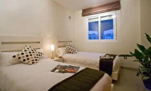 2 quartos, cofres nos quartos, ferros/tábuas de passar roupa