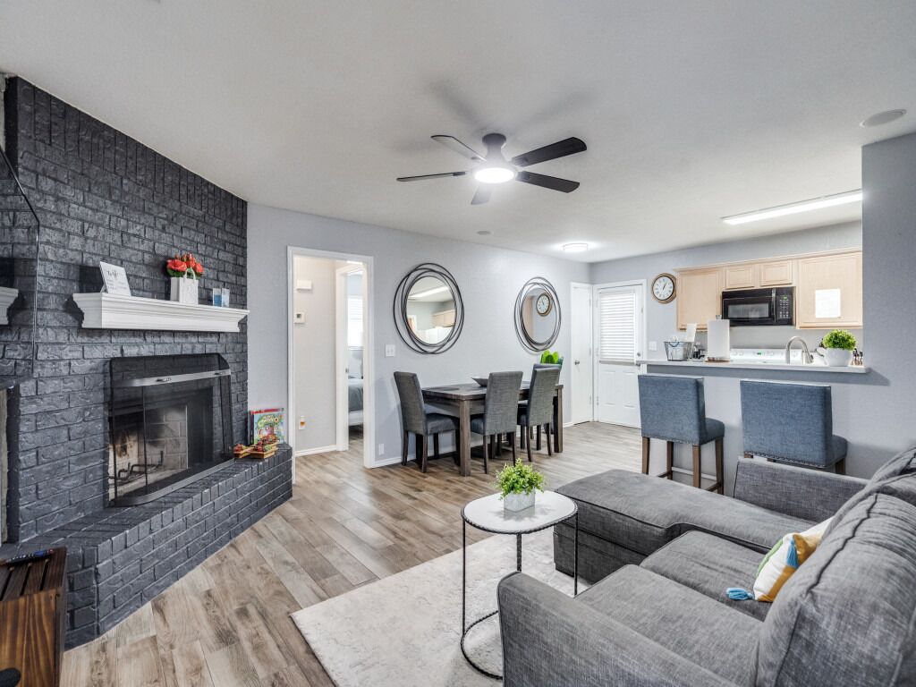 Smart TV, fireplace, computer monitors