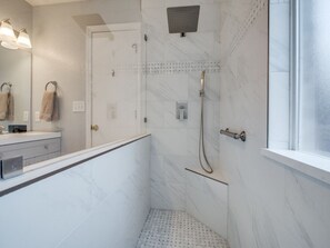 Regadera, secadora de cabello, toallas, jabón 