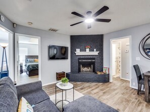 Smart TV, chimenea, monitor de computadora