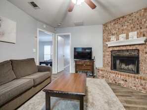 Smart TV, fireplace - Cozy Accommodation In Quiet Neighborhood; near downtown Frisco,Toyota Stadium (Frisco)
