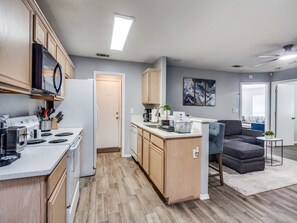 Refrigerador, microondas, horno, placa de cocina