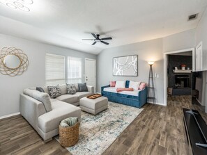 TV connectée, cheminée, écrans d'ordinateur