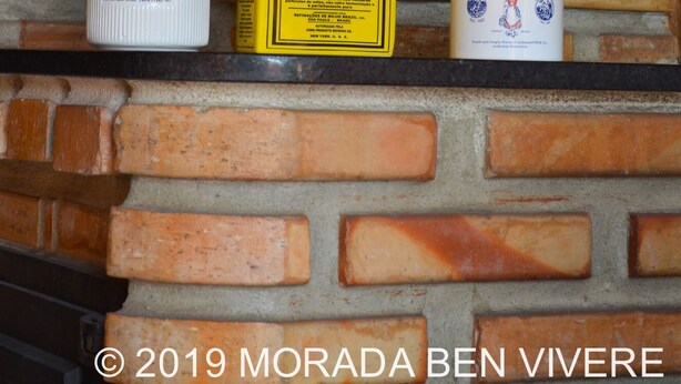 Three containers on a brick wall shelf. - MORADA BEN VIVERE - HOUSE FOR SEASONAL RENTAL (Novo Eldorado)