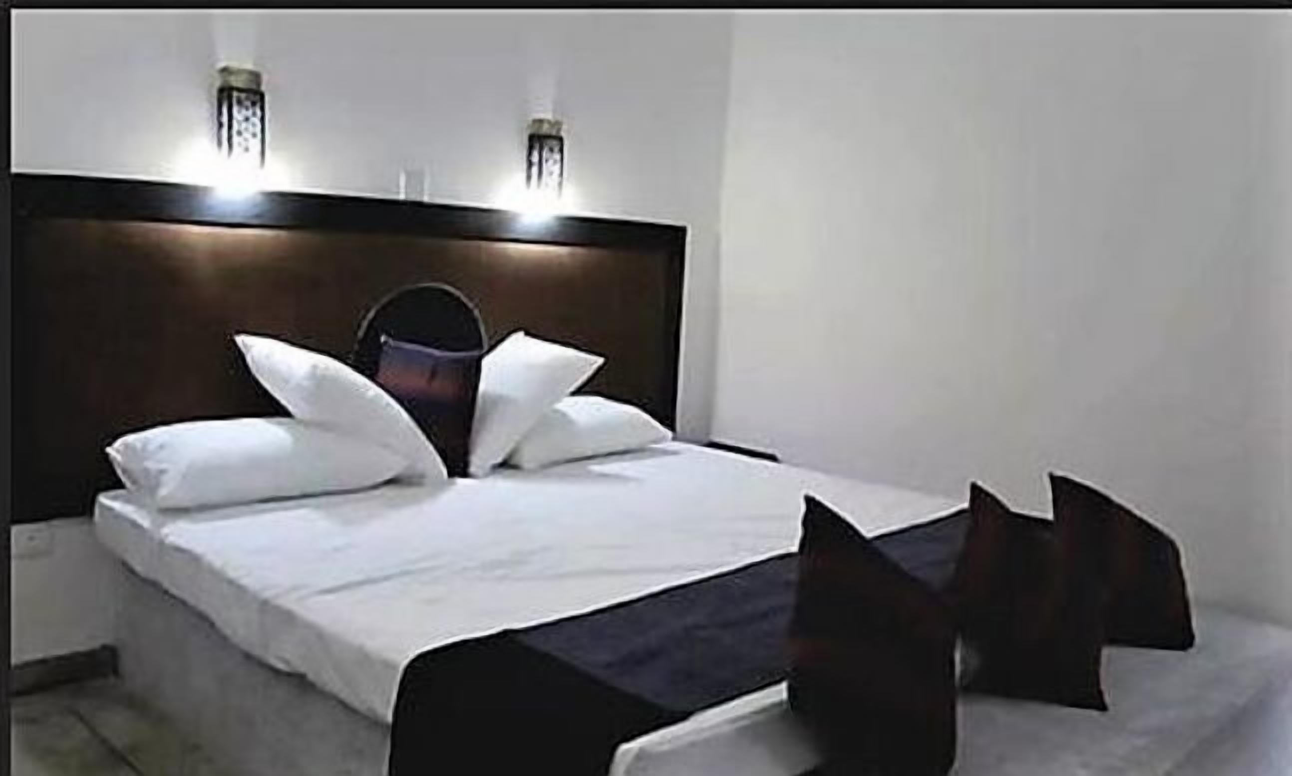 Cortinas blackout y tabla de planchar con plancha 