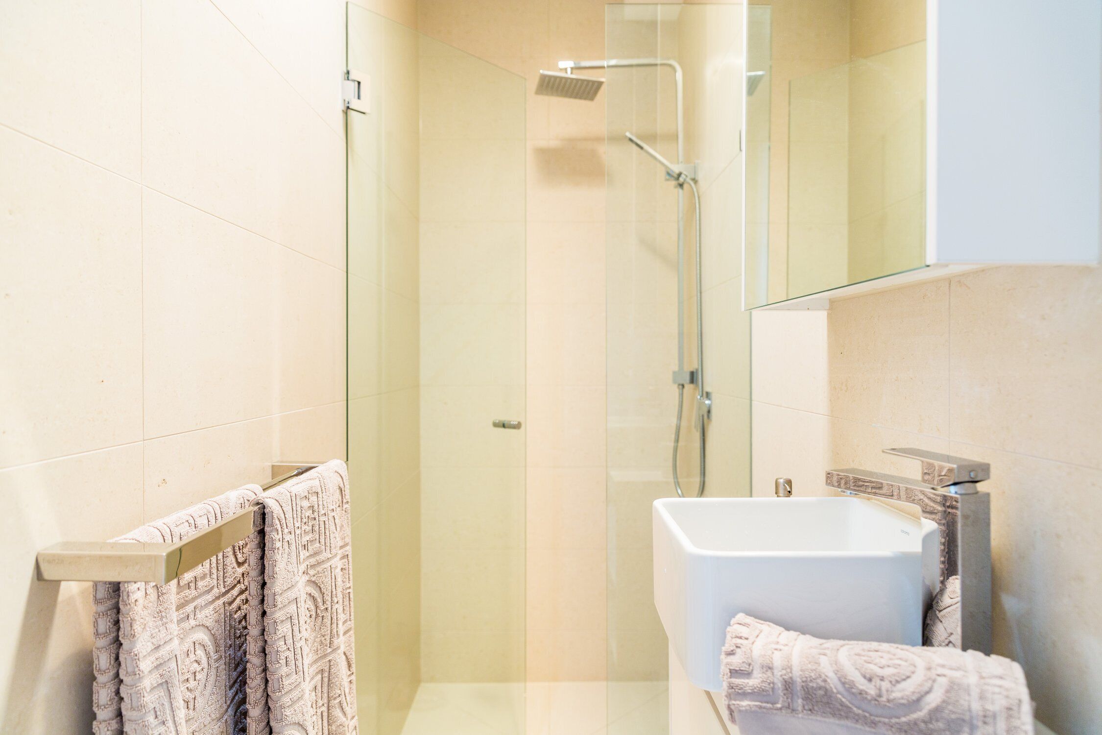 Panoramic City Views in Funky Fitzroy — image 22