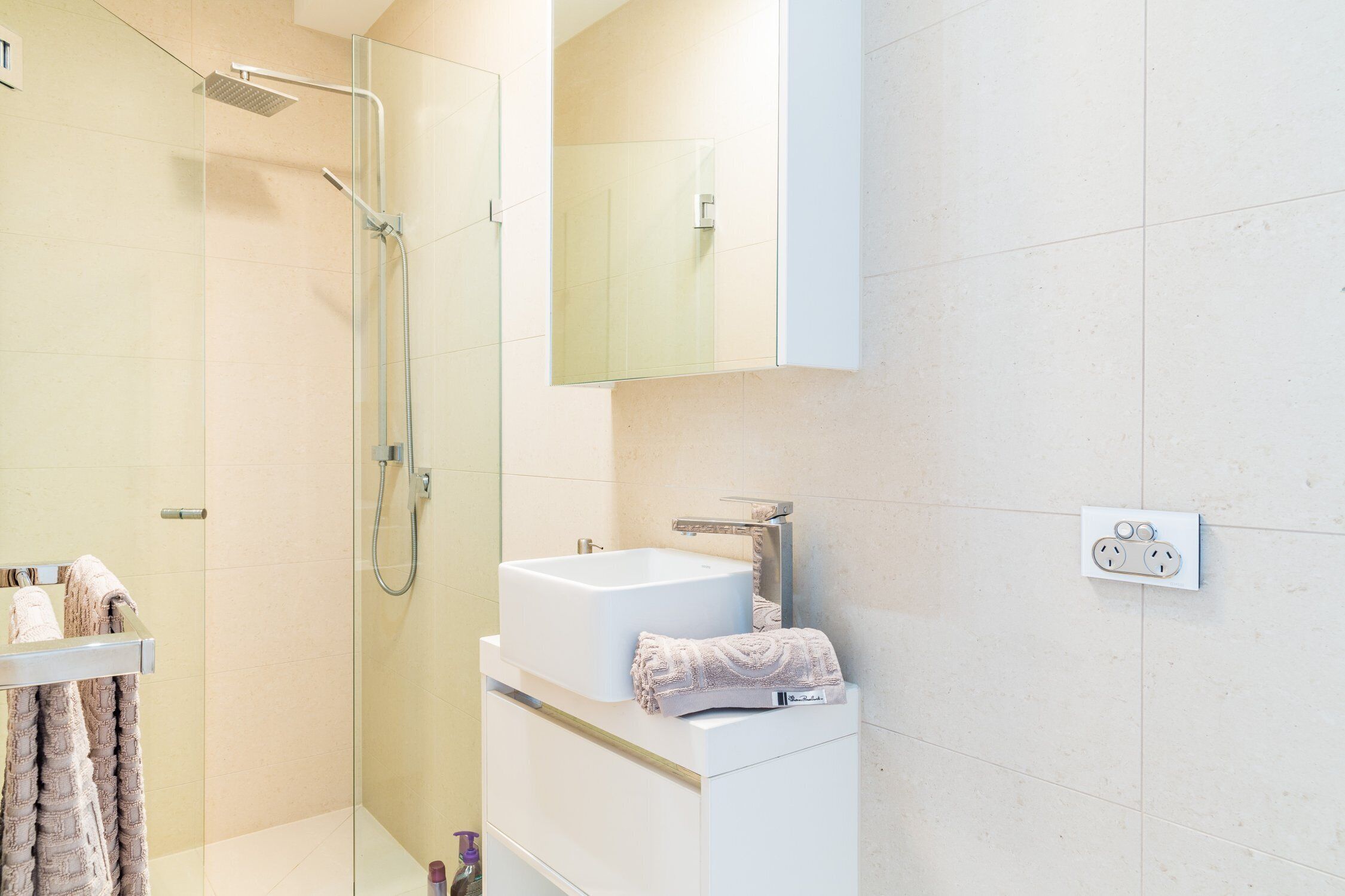 Panoramic City Views in Funky Fitzroy — image 23