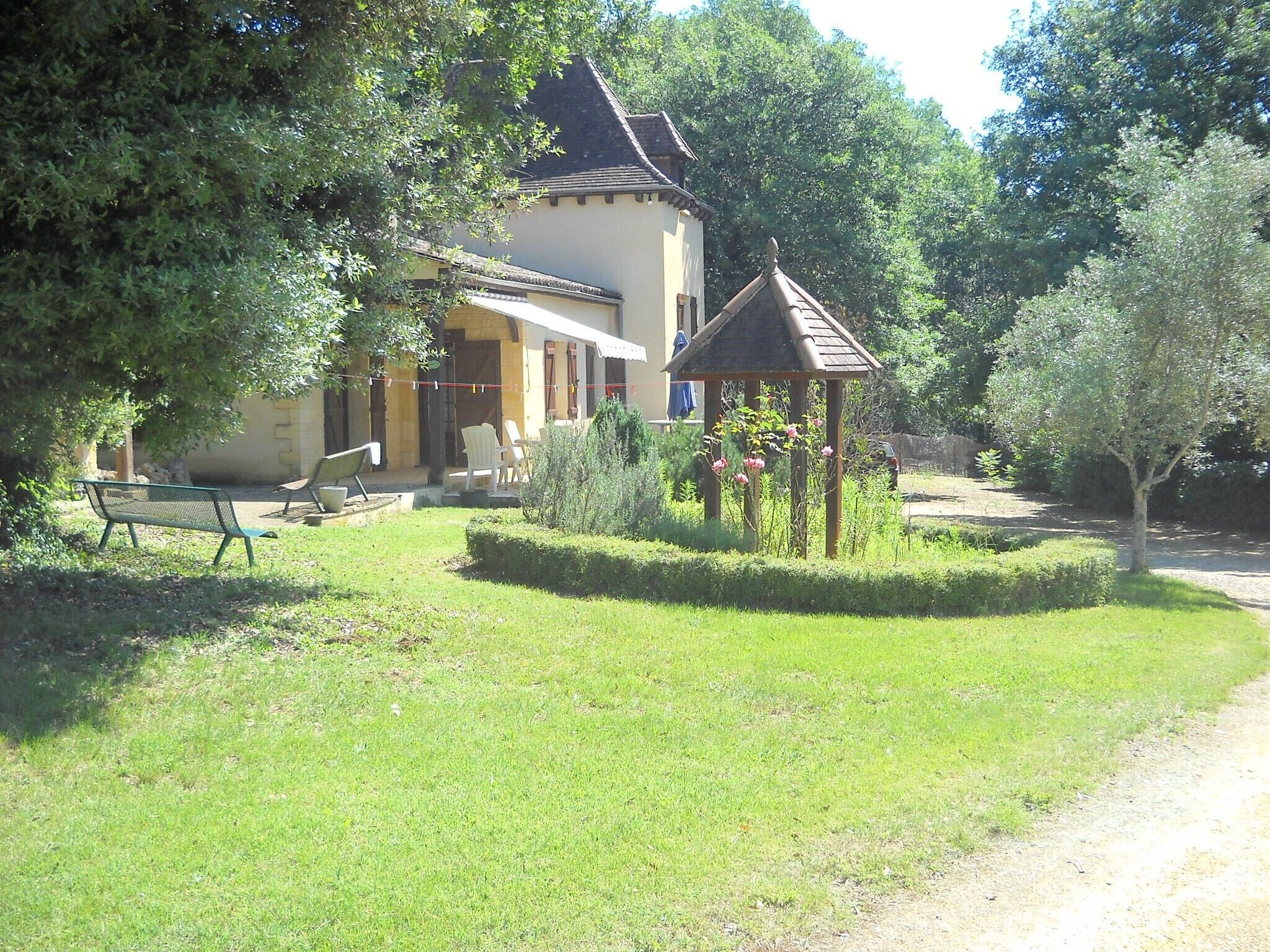 CHARMING COTTAGE WITH HUGE GARDEN AND PRIVATE FENCED POOL 500m FROM BEYNAC