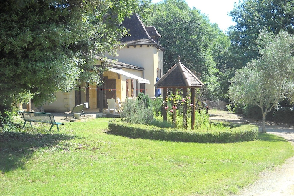 CHARMING COTTAGE WITH HUGE GARDEN AND PRIVATE FENCED POOL 500m FROM BEYNAC
